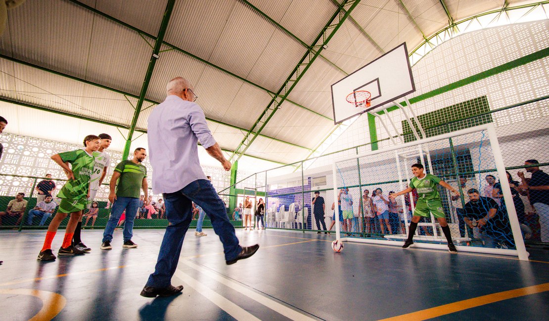 Prefeito Déo inaugura ginásio poliesportivo no povoado Barreiras do Boqueirão