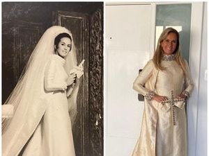 Helô Pinheiro posa com vestido que usou no casamento há 55 anos