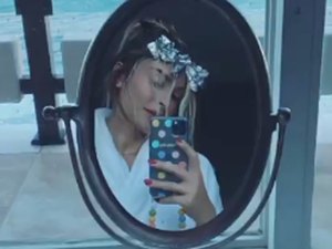 Grazi Massafera posa pintando os cabelos sozinha: 'Ela faz o salão dela'