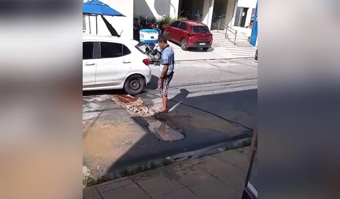 Buraco aberto há duas semanas causa acidentes e transtornos no bairro do Farol, em Maceió