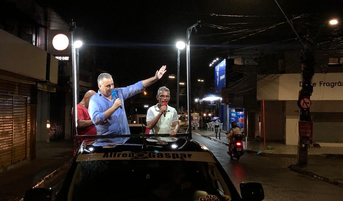 Alfredo Gaspar inicia campanha no bairro do Jacintinho e é bem recebido pela população
