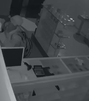 [Vídeo] Ladrão furta farmácia  no Povoado Alecrim em Igreja Nova