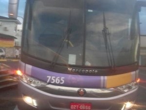 Criminosos invadem ônibus interestadual e levam pertences de passageiros