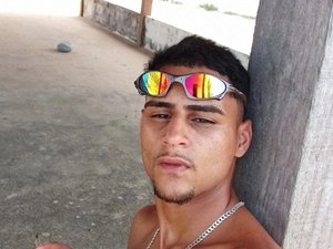 Jovem é chamado em casa e morto a tiros em via pública em Arapiraca