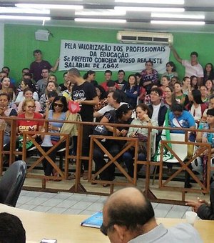 Protesto interrompe reunião na Câmara de Vereadores de Arapiraca
