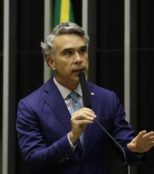 Rafael Brito critica retirada de taxação das bets de projeto contra o crime organizado