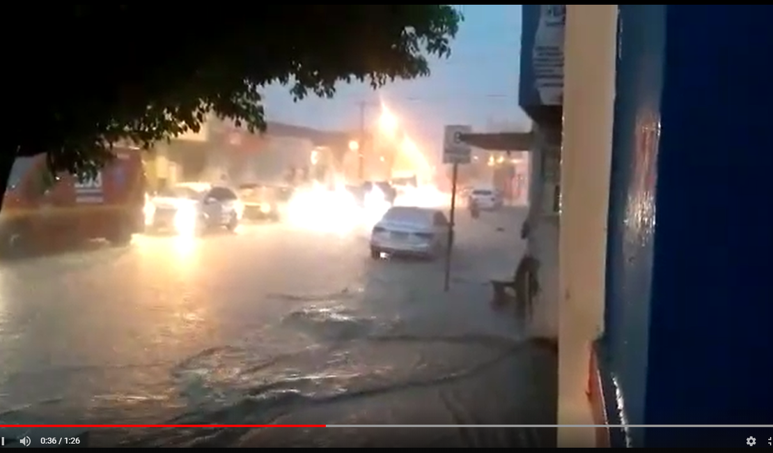 [Vídeo] Chuva forte causa alagamentos em Santana do Ipanema