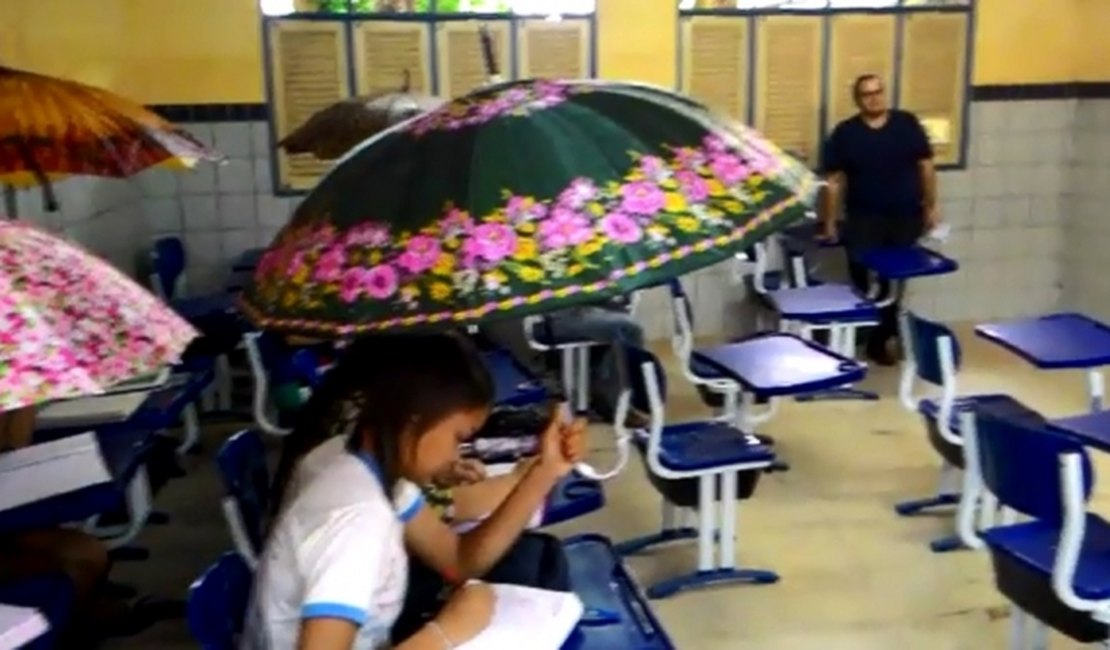 Com goteiras em sala, alunos veem aula com guarda-chuva no interior de AL