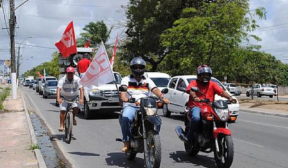 Manifestantes realizam ?Buzinaço? contra licitação da Zona Azul