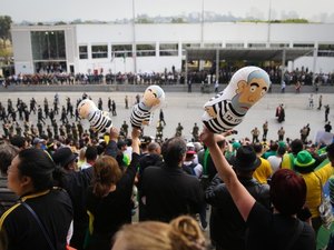 Manifestantes vendem ?Pixulequinhos? durante 7 de Setembro em Brasília