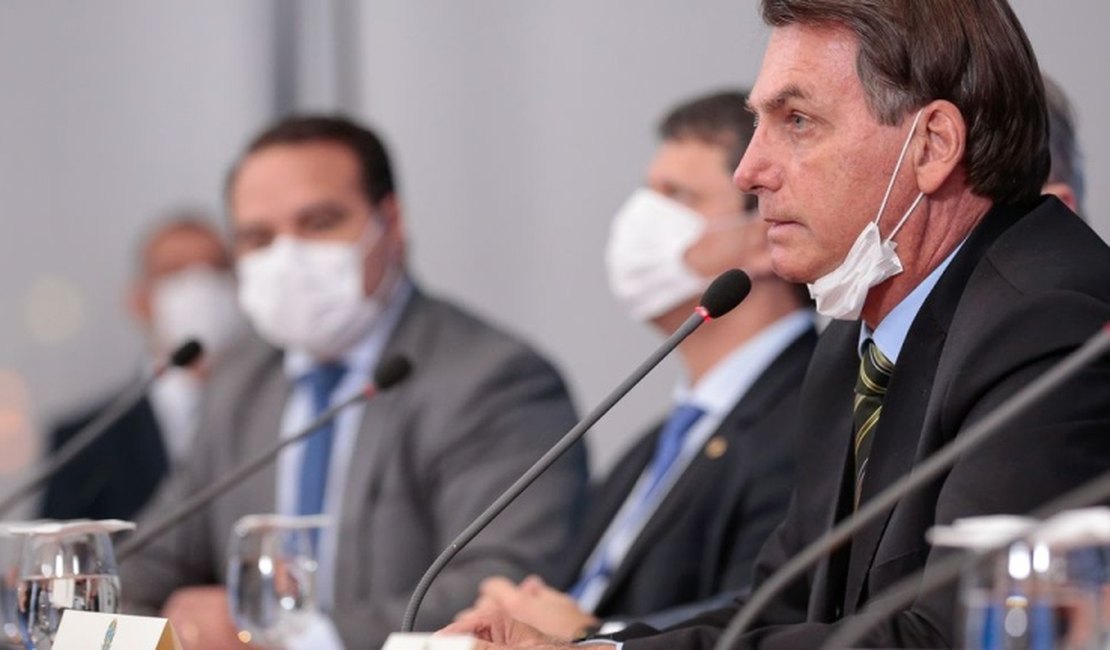 Bolsonaro revoga trecho de MP que previa suspender contratos e salários