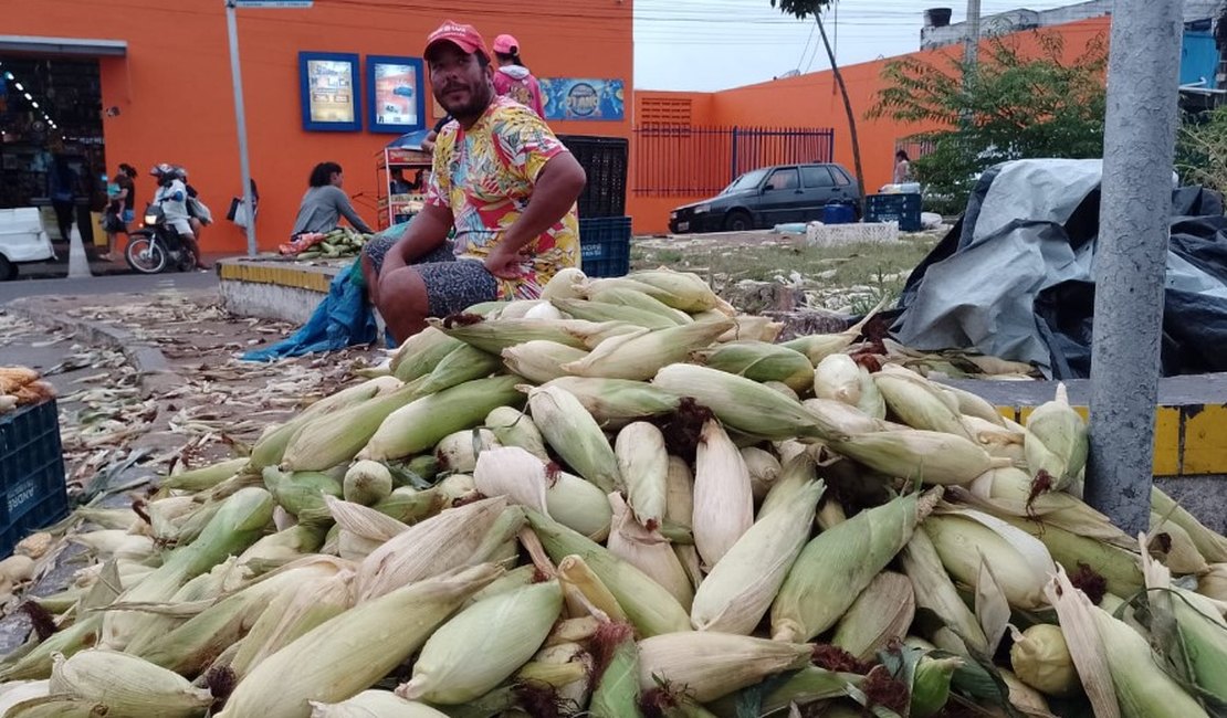 [Vídeo] Venda de milho verde aquece a economia informal em Arapiraca durante o São João