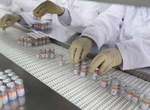 Brasil completa 4 meses de vacinação com paralisação na produção
