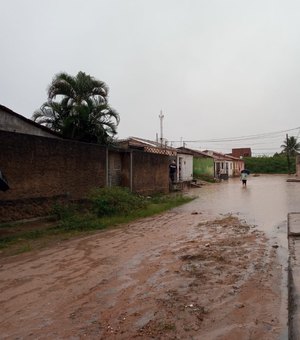 Defesa Civil estima que cerca de 700 pessoas ficaram desabrigadas em Alagoas por causa das fortes chuvas