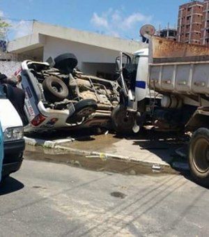 (Vídeo) Acidente entre viatura e caçamba deixa PMs feridos