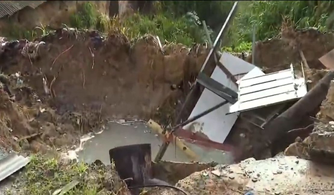 Com solo encharcado, asfalto cede e deixa cratera na Grota do Pau D'Arco