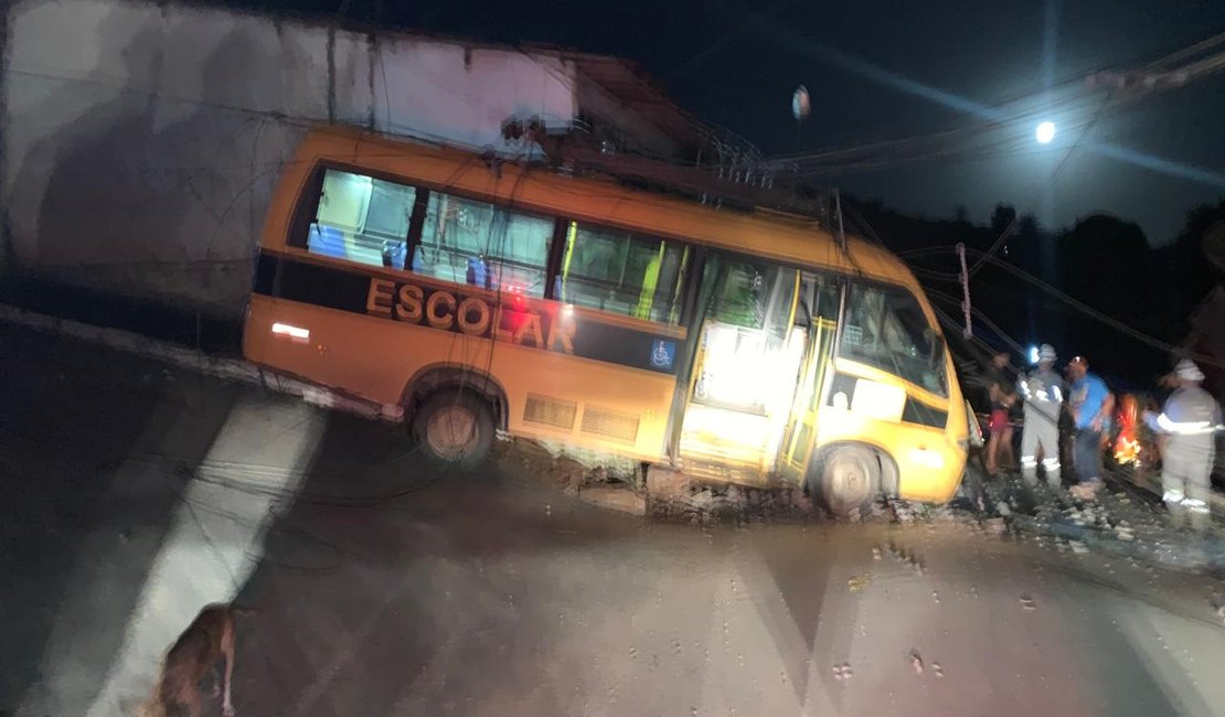 Ônibus colide em residência no Centro de Branquinha