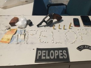 Homem é preso com arma de fogo, maconha e mais de 180 pedras de crack em Palmeira dos Índios