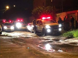 Jovem é encontrado por familiares, morto a facadas na sala de casa