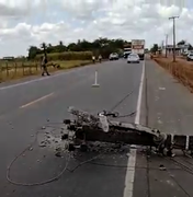 Condutor de máquina de terraplanagem derruba poste de alta tensão na duplicação da AL 110 em Arapiraca