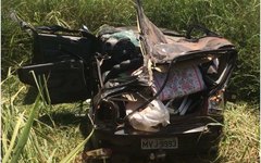 Colisão frontal entre dois veículos deixa duas vítimas fatais e três gravemente feridos