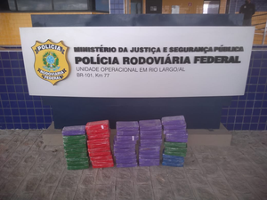 [Vídeo] PRF apreende mais de 50kg de pasta base de cocaína dentro de carro