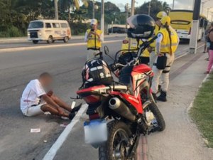 Motociclista cai e fica ferido ao bater contra lateral de ônibus na AL-101 Norte