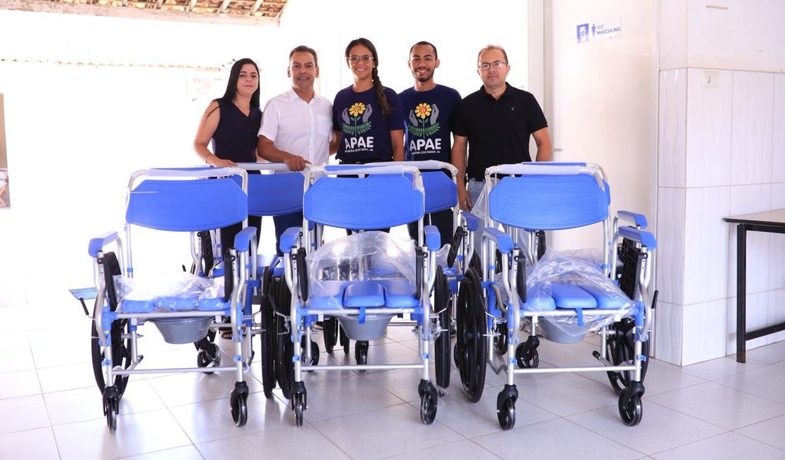 Prefeitura de São Sebastião realiza a entrega de cadeiras de banho para pessoas com mobilidade reduzida