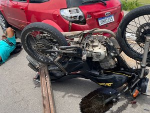 Acidente entre carro e moto deixa uma pessoa ferida no bairro Perucaba, em Arapiraca