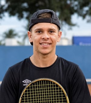 Jovem tenista de Arapiraca busca apoio para representar Alagoas em competição nacional