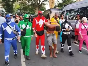 Policiais “Power Rangers” prendem homem durante carnaval de SP