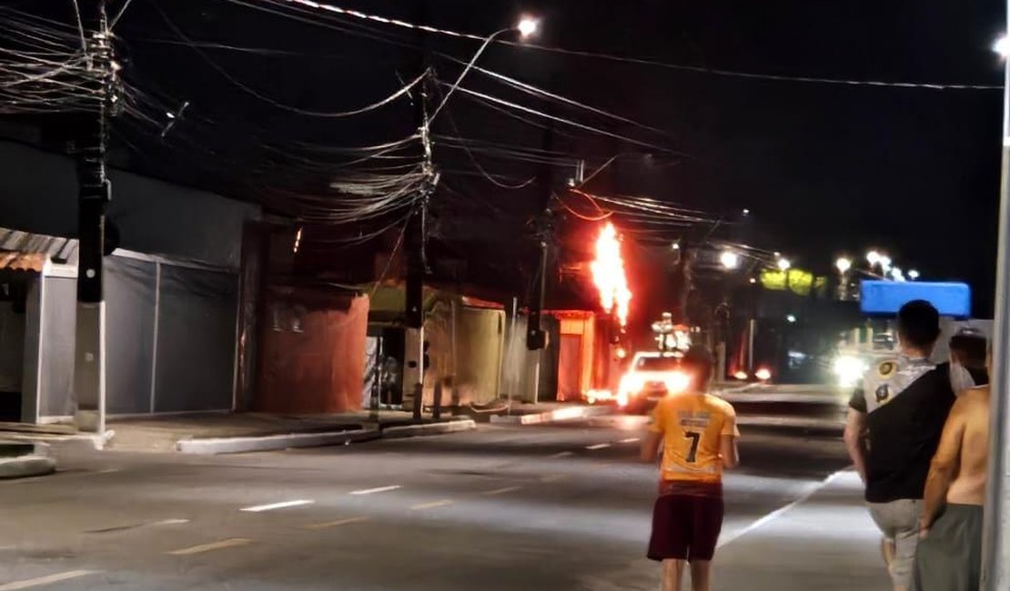 [Vídeo] Dois postes pegam fogo no conjunto Village Campestre, em Maceió