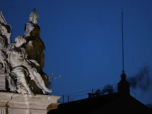Fumaça preta no Vaticano indica que ainda não foi escolhido o novo papa