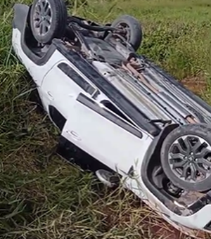 Carro capota  próximo ao Aeroporto Costa dos Corais, em Maragogi