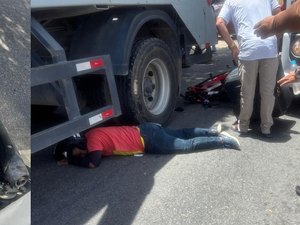 Motociclista vai parar embaixo de caminhão após acidente na Avenida Menino Marcelo