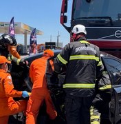 Motorista fica ferido após carro colidir com carreta na AL-220, em Arapiraca