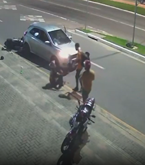 Câmeras registraram momento em que motociclista é arremessado sobre veículo no bairro Jardim Petrópolis, em Maceió