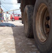 Mulher morre atropelada após tentar ultrapassar caminhão em Arapiraca