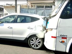 Micro-ônibus bate em quatro carros e para em cruzamento na ladeira dos Martírios