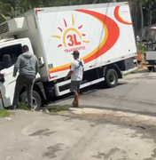 Caminhão de transportadora fica preso em buraco na Ladeira da Moenda, em Maceió