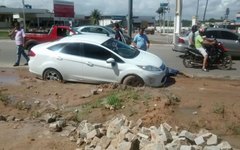 Carro que ficou atolado na Av. Lamenha Filho 