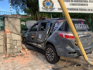Após perseguição a grupo de motoqueiros, viatura da PM bate em muro da Secretaria de Agricultura em Maceió