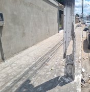 Morador denuncia poste danificado por carreta e pede solução à Equatorial em Arapiraca