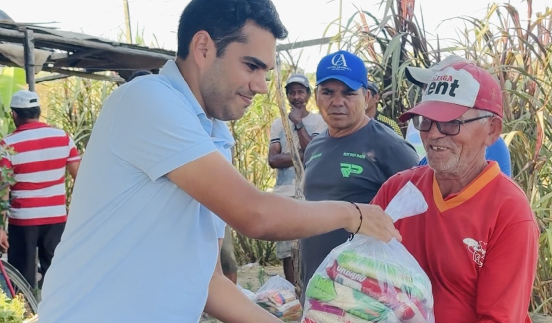 Prefeitura entrega mais de 100 cestas à comunidade Flexeiras, arrecadadas no jogo do Traipu e Piauiense