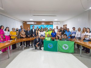 Representantes assinam termo de posse do Conselho Municipal de Economia Solidária