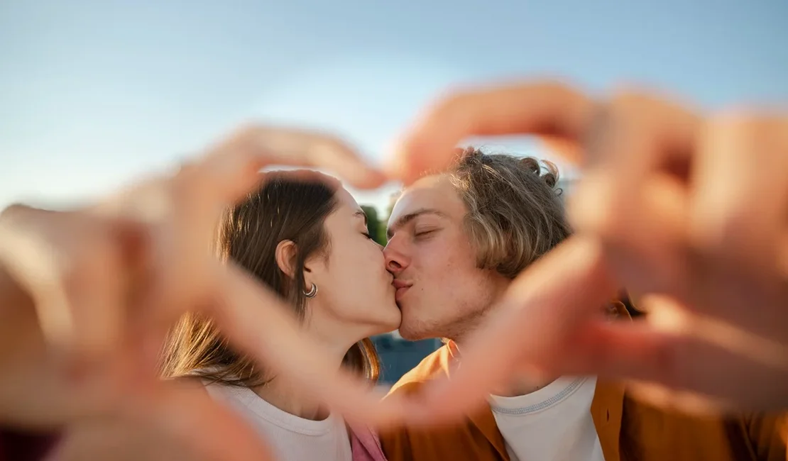 Namorar é constrangedor? Entenda debate que surgiu nas redes sociais