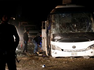 Bomba mata turistas em ônibus perto de pirâmides no Egito