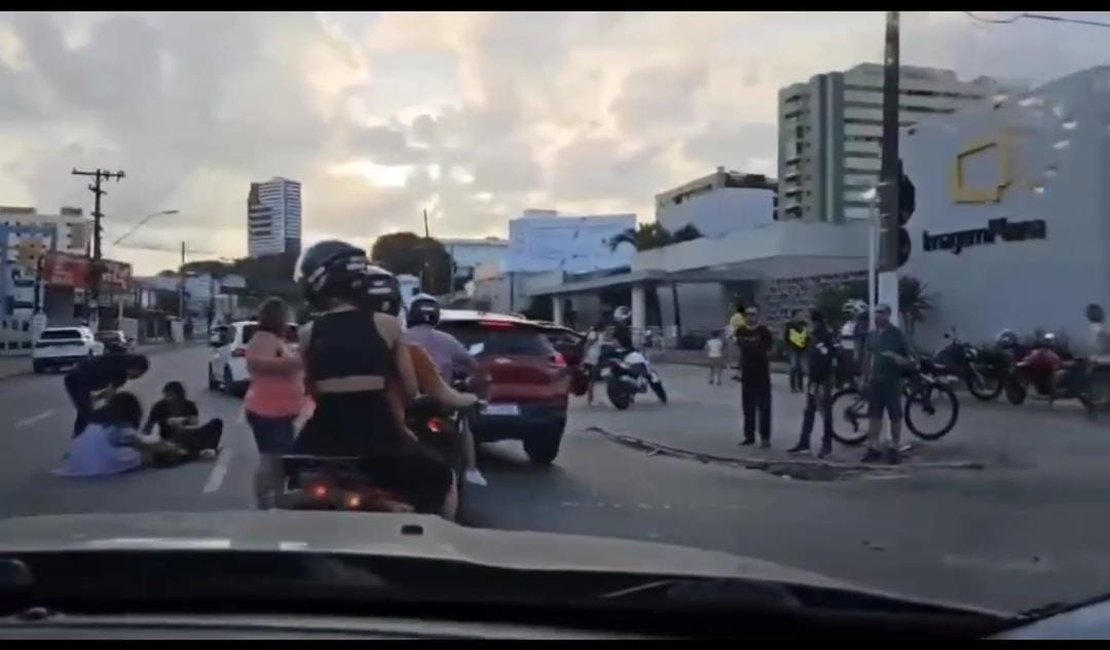 [Vídeo] Quatro pessoas ficam feridas em acidente de trânsito no bairro Jatiúca