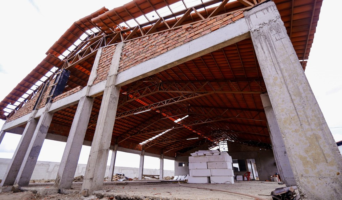 Prefeita Tia Júlia anuncia construção de ginásio para a nova Escola Elói Barbosa