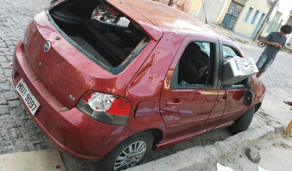 Mulher destrói carro do marido após briga do casal